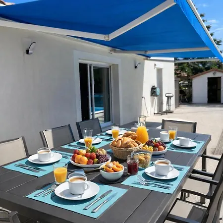 La Floralie, Piscine Chauffee, Wifi, 2km بيت للعطل