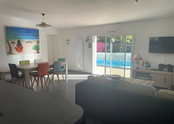 La Floralie, Piscine Chauffee, Wifi, 2km Holiday home *